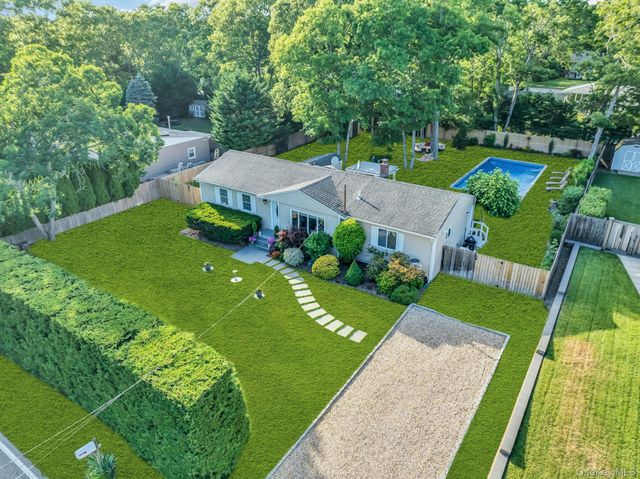 116 W Tiana Road, Hampton Bays, NY 11946