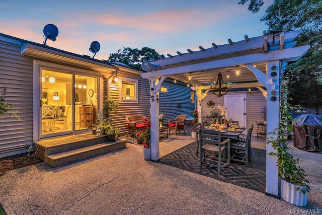 116 W Tiana Road, Hampton Bays, NY 11946