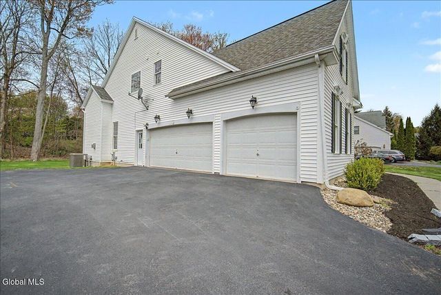 10 Tarragon Terrace, Halfmoon, NY 12065