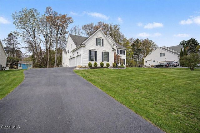 10 Tarragon Terrace, Halfmoon, NY 12065