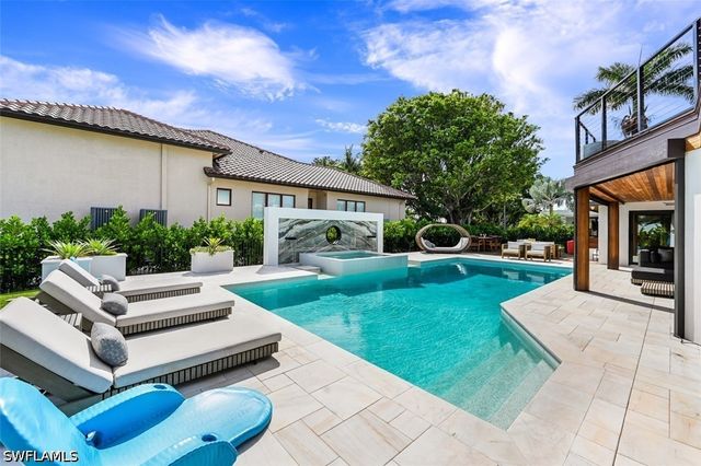 2211 Kingfish RD, Naples, FL 34102