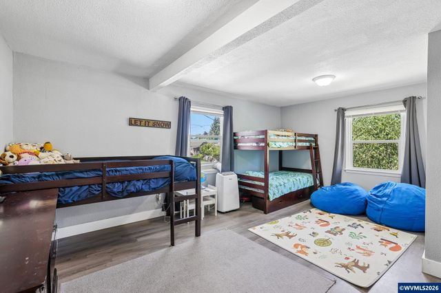 590 15th St NE, Salem, OR 97301