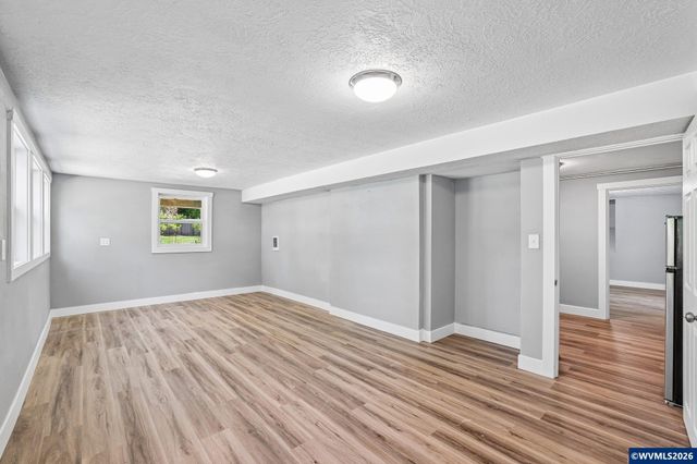 590 15th St NE, Salem, OR 97301