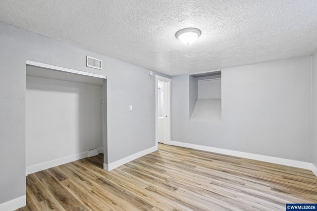 590 15th St NE, Salem, OR 97301
