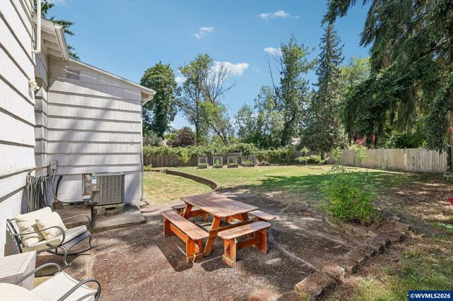 590 15th St NE, Salem, OR 97301