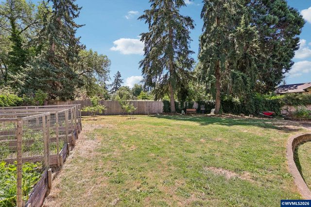 590 15th St NE, Salem, OR 97301