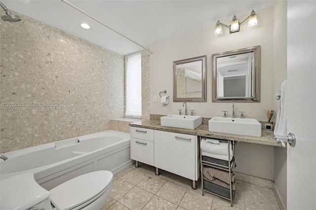 185 SW 7th St 4201, Miami, FL 33130