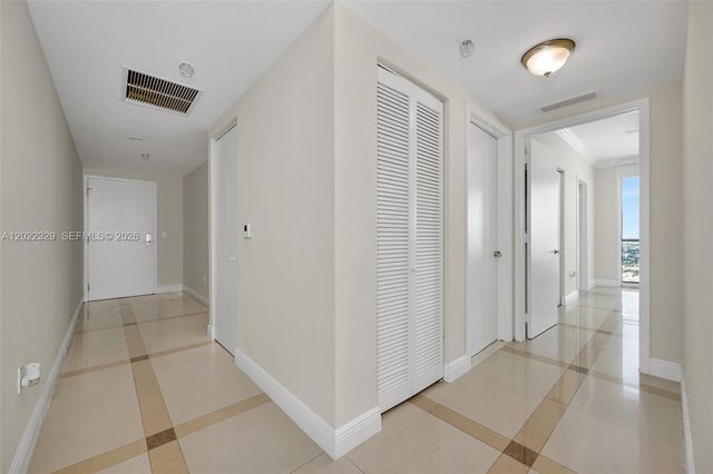 185 SW 7th St 4201, Miami, FL 33130