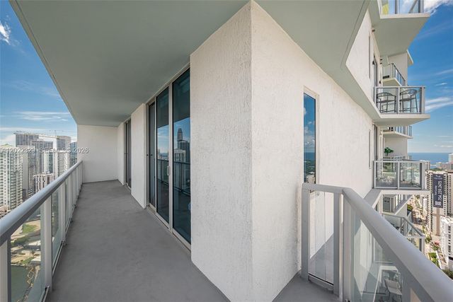 185 SW 7th St 4201, Miami, FL 33130
