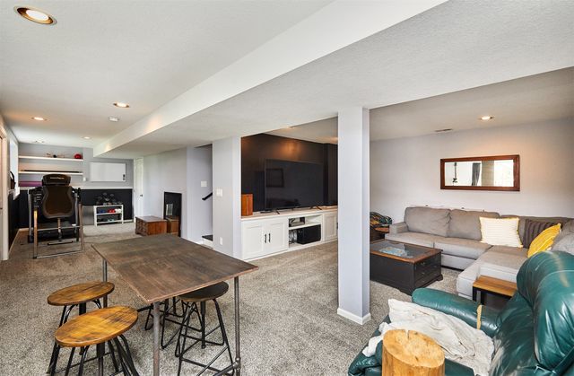 685 SE Woodcreek Drive, Waukee, IA 50263