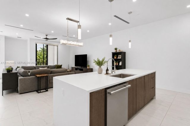 1054 N Victoria Park Rd, Fort Lauderdale, FL 33304