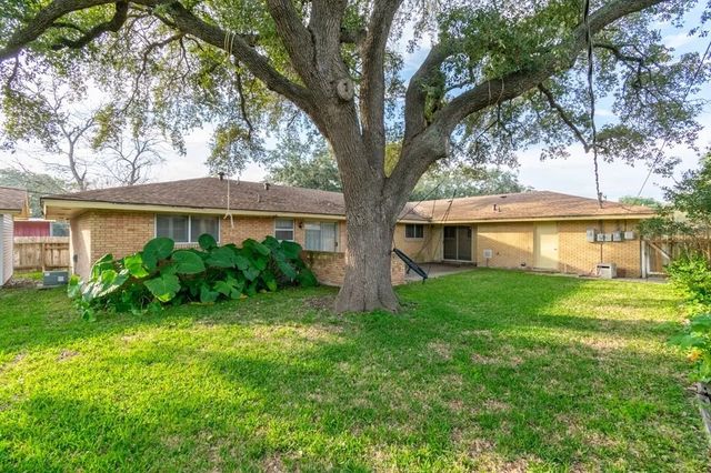 1118 Lincoln, Alice, TX 78332
