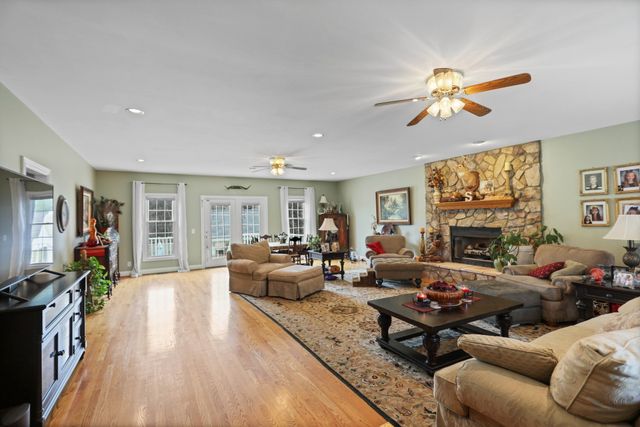 2025 Grandview Dr, Greenbrier, TN 37073