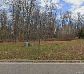 Unit 52 Edgewood Drive, Grand Blanc Charter Township, MI 48439