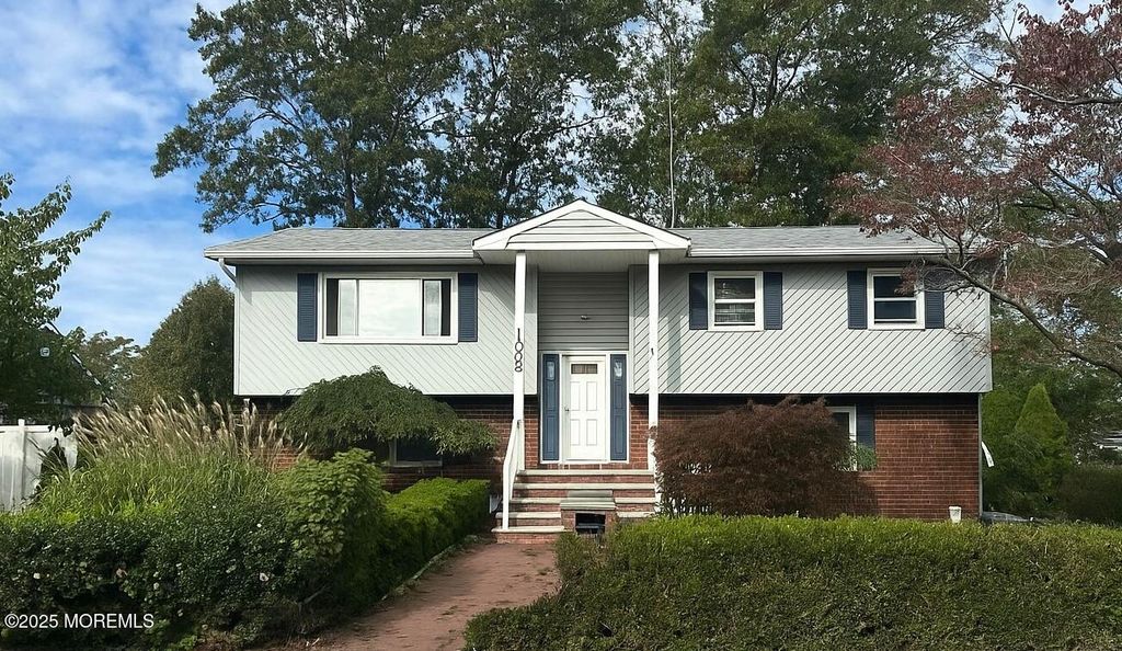 1000 Neptune Avenue, Beachwood, NJ 08722