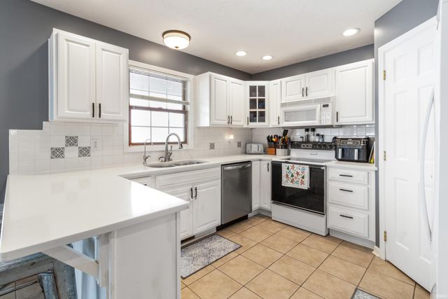 3300 E Indian Hill Drive, Muncie, IN 47302