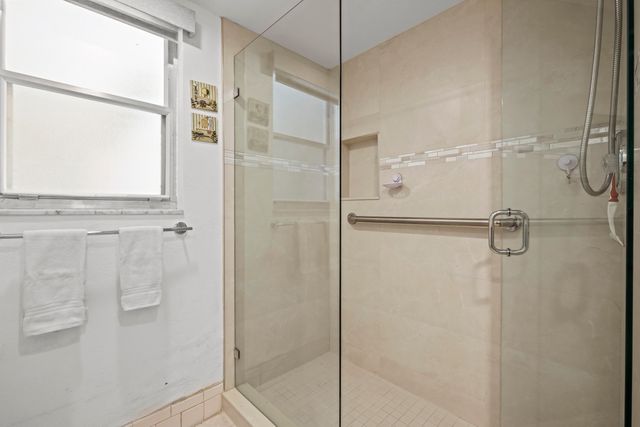 3871 Via Poinciana 104, Lake Worth, FL 33467