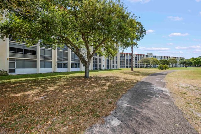 3871 Via Poinciana 104, Lake Worth, FL 33467