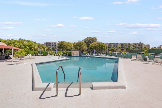 3871 Via Poinciana 104, Lake Worth, FL 33467