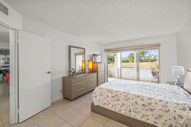 3871 Via Poinciana 104, Lake Worth, FL 33467