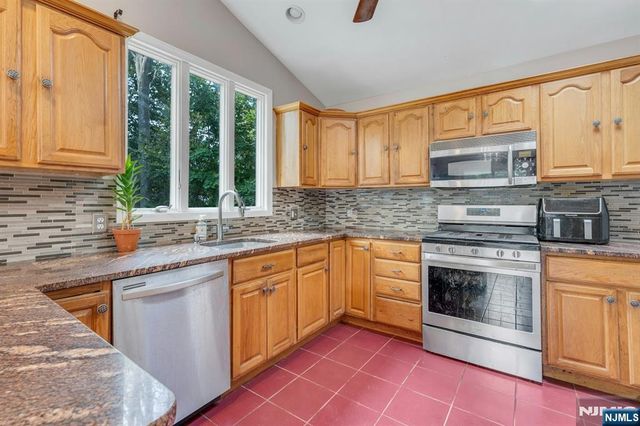 22 Bannehr Street, Oakland, NJ 07436