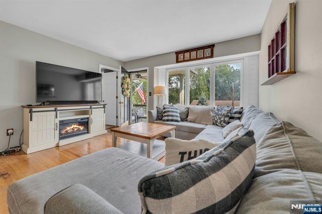 22 Bannehr Street, Oakland, NJ 07436