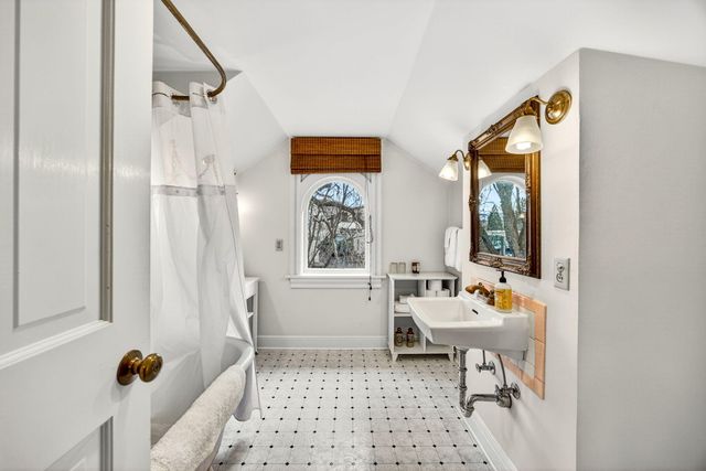 668 N Main Street, Ashland, OR 97520