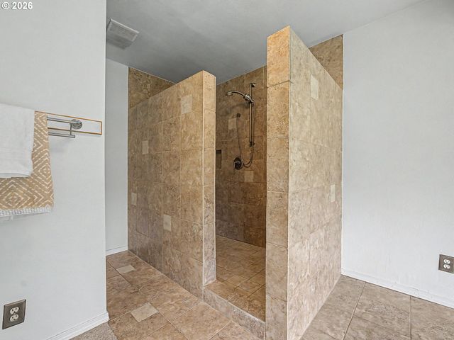 51555 E CHERRYVILLE Dr, Sandy, OR 97055