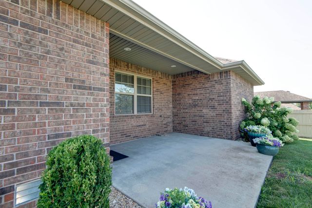 5747 S Winsor Drive, Battlefield, MO 65619