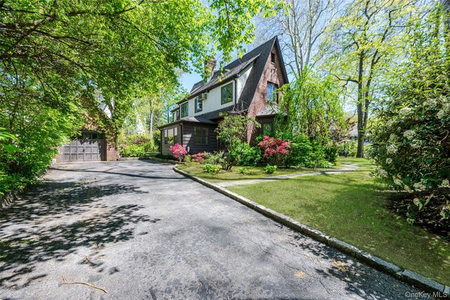 9 South Drive, Great Neck, NY 11021
