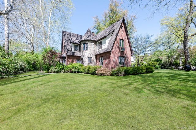 9 South Drive, Great Neck, NY 11021