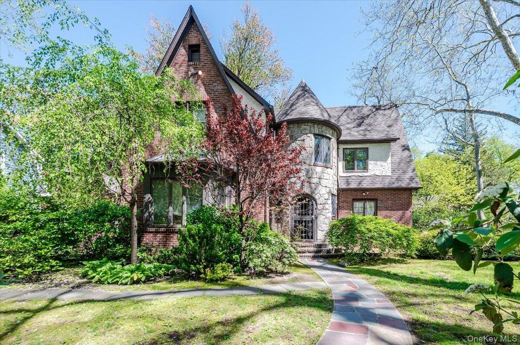 9 South Drive, Great Neck, NY 11021