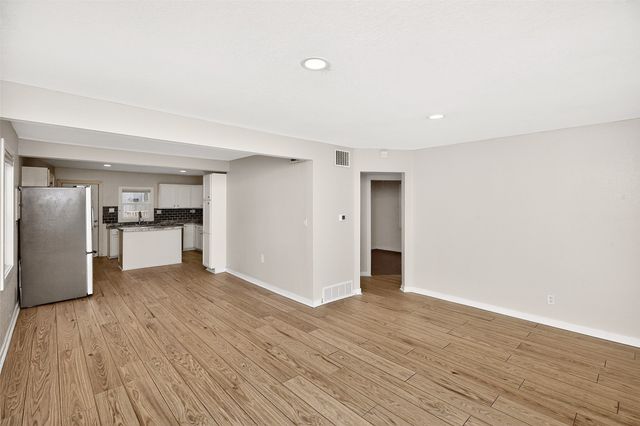 1340 E 17th Court, Des Moines, IA 50316