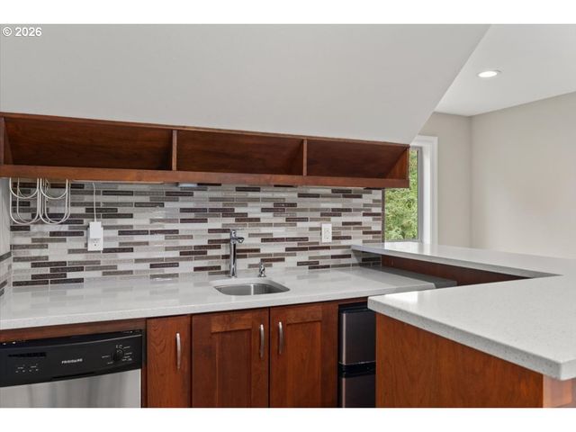 5716 Sw HAMILTON St, Portland, OR 97221