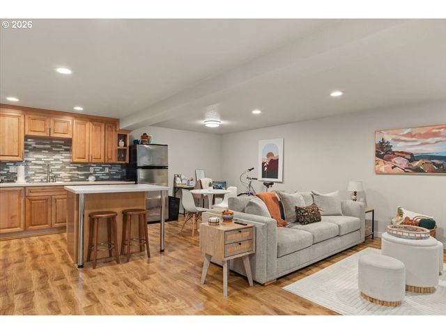 5716 Sw HAMILTON St, Portland, OR 97221