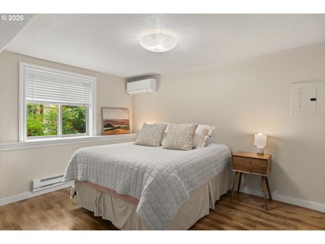5716 Sw HAMILTON St, Portland, OR 97221