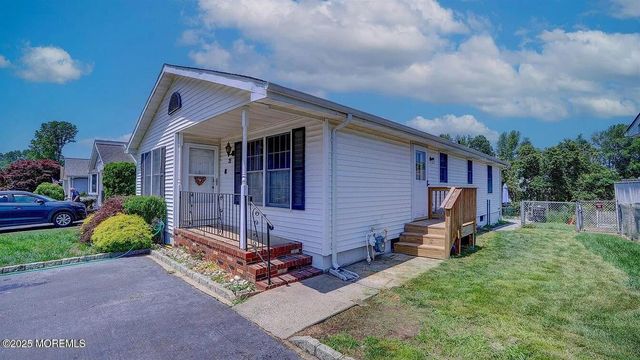 21 Parkview Way, Manalapan, NJ 07726