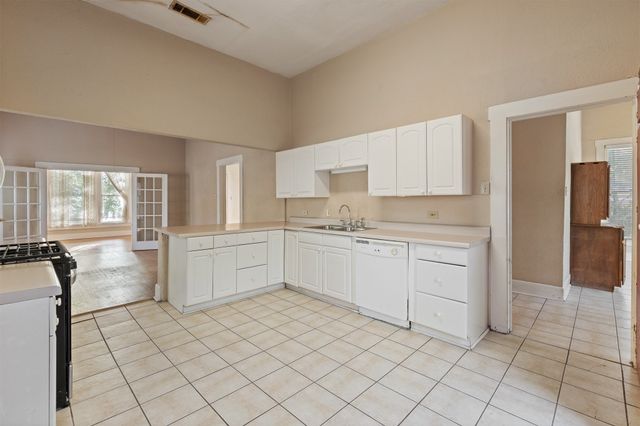 1313 N Robinson Street, Cleburne, TX 76031