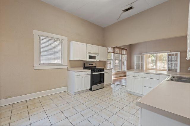 1313 N Robinson Street, Cleburne, TX 76031