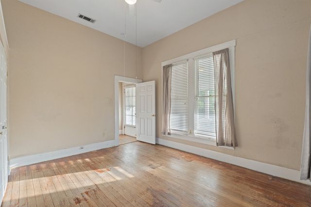 1313 N Robinson Street, Cleburne, TX 76031