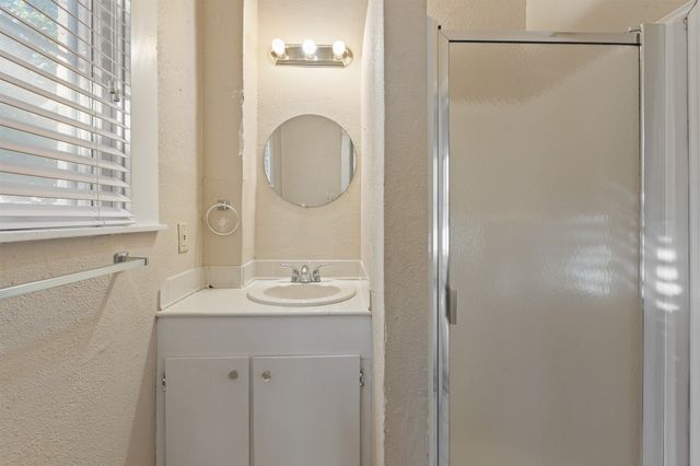 1313 N Robinson Street, Cleburne, TX 76031