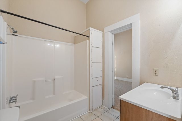 1313 N Robinson Street, Cleburne, TX 76031