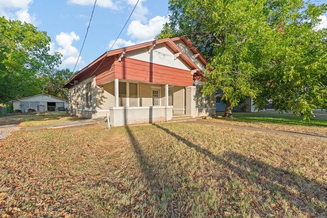 1313 N Robinson Street, Cleburne, TX 76031