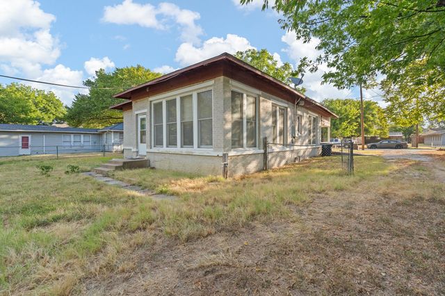 1313 N Robinson Street, Cleburne, TX 76031
