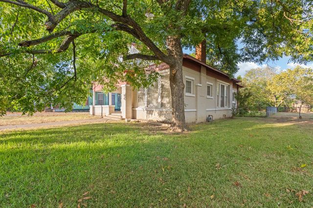 1313 N Robinson Street, Cleburne, TX 76031