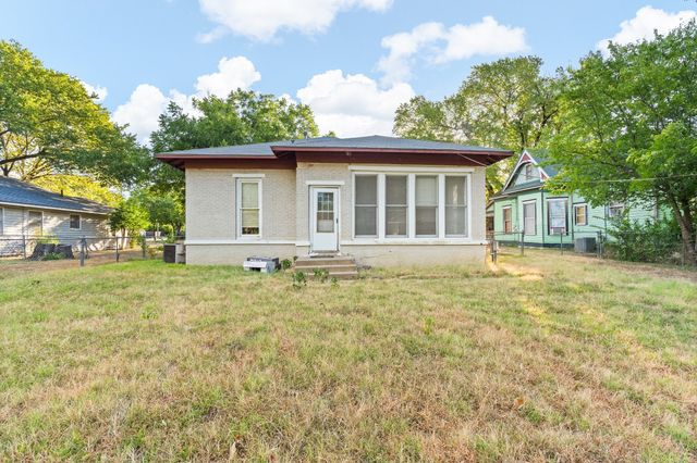 1313 N Robinson Street, Cleburne, TX 76031