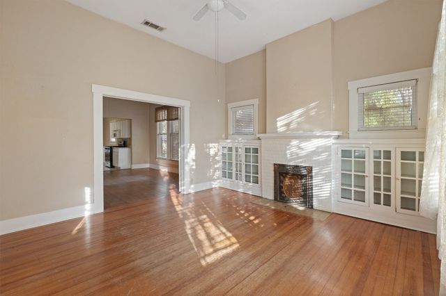 1313 N Robinson Street, Cleburne, TX 76031