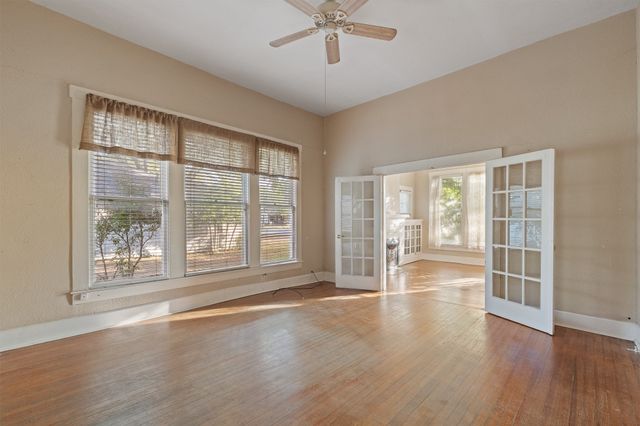 1313 N Robinson Street, Cleburne, TX 76031