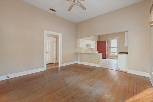 1313 N Robinson Street, Cleburne, TX 76031