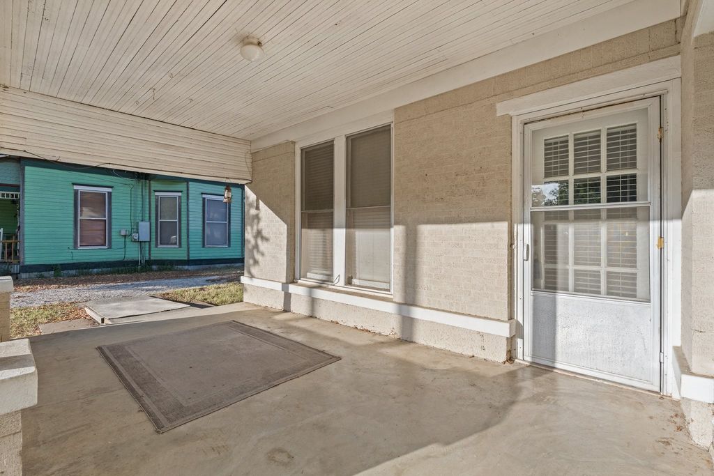 1313 N Robinson Street, Cleburne, TX 76031 — photo 2